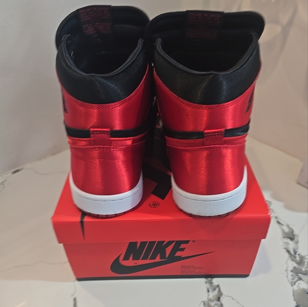 NIKE AIR JORDAN 1 RETRO HIGH OG SATIN BRED WOMENS SIZE 11.5 FD4810-061 PRE-OWNED - Picture 4 of 10
